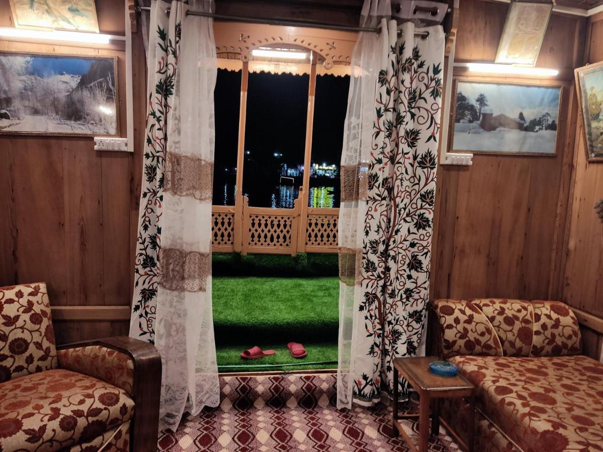 Houseboat Young Balmoral Castle Srīnagar Zewnętrze zdjęcie